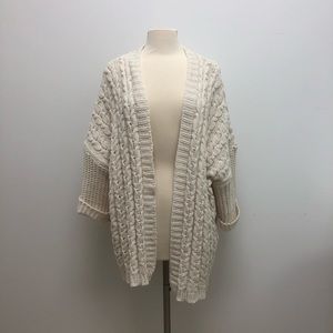 QUARTER SLEEVE WHITE KNIT CARDIGAN